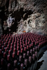 in foto: le bottiglie che vi aspettano pazientemente in grotta!